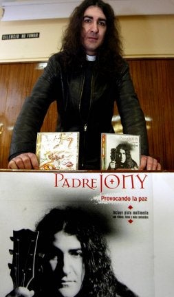 El Padre Jony, ayer, en el instituto Andrés Laguna. / ROSA BLANCO
