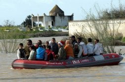 Muchos ciudadanos cruzan los campos en lanchas./ A. S.-AFP