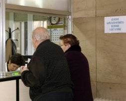 Dos personas mayores son atendidas en el mostrador del centro de                        salud de Jardinillos de la capital palentina. / MERCHE DE LA FUENTE