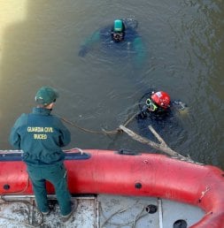 Dos buceadores buscan el cuerpo junto al puente de Simancas. / R. OTAZO