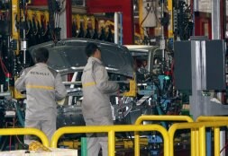 Cadena de montaje de la planta de Renault en Villamuriel de Cerrato. / MERCHE DE LA FUENTE