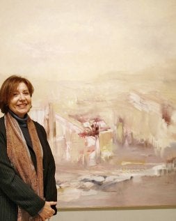 Dolores Román, delante de una de sus obras./ STEPHANIE LEHMANN