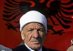 La enseña albanesa está siempre unida a la kosovar./ VISAR KRYEZIU-AP GRÁFICO: DANIEL GARCÍA