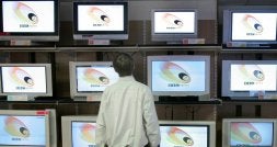 Un cliente observa en una tienda de electrodomésticos varios televisores ya adaptados para recibir la TDT. / EL NORTE