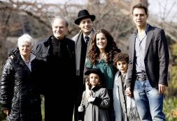 Lluís Homar, segundo por la izquierda, junto a otros intérpretes de 'Ojo por ojo'. / EL NORTE