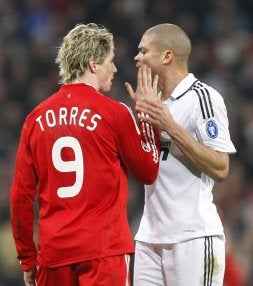 Fernando Torres 'acaricia' a Pepe durante una discusión entre ambos. / VÍCTOR CAIVANO-AP