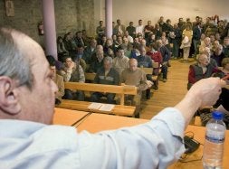 Momento de la subasta celebrada ayer en Villardeciervos. / MARIAN A. MONTESINOS-EFE