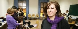 La maestra de reiki Rosa Conde, durante una de sus clases en el Centro Cívico Zona Sur de Valladolid./ G. VILLAMIL