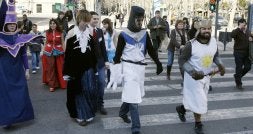 Desfile de colectivos de 'cosplay' (disfraz de tebeo) pasean por las calles aledañas al Salón del Cómic de Valladolid. / G. VILLAMIL