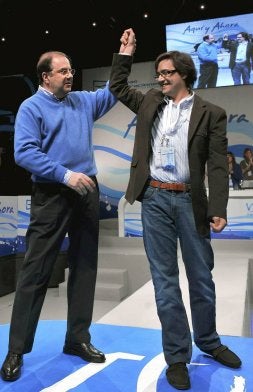 Herrera alza la mano del reelegido García Vicente./ NACHO GALLEGO-EFE