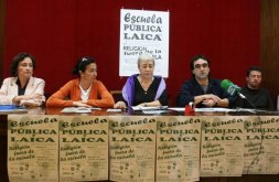Comparecencia de prensa celebrada ayer por representantes de la Plataforma por la Escuela Pública y Laica. / A. TANARRO