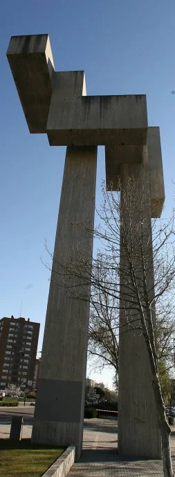 'Inversión VIII', escultura de Mateos en Valladolid. / RAMÓN GÓMEZ