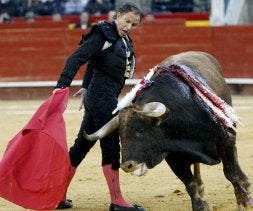 Julio Aparicio, en una de sus faenas./ JUAN CARLOS CÁRDENAS-EFE