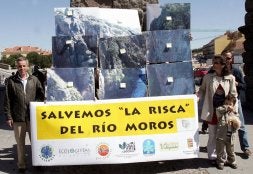 Panel que desplegaron los convocantes del acto junto al Acueducto./ ANTONIO DE TORRE