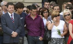 La madre de Nagore, Asun Casasola, segunda por la derecha, en una concentración de Irún. / EFE