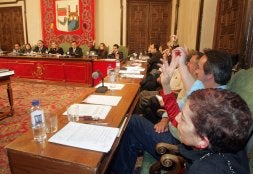 El PSOE pide a Valdeón que expediente al secretario y le separe del servicio