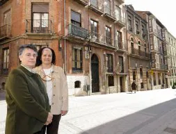 Ángeles Vázquez, la última directora; y Ana Soria, ex alumna, en la calle donde estaba el colegio. / M. A. S.
