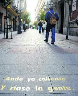 El Barrio de las Letras recuerda a los paseantes que en el Siglo de Oro tuvo vecinos ilustres. / IÑAKI M. BILBAO