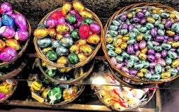 Huevos de Pascua en una bombonería. / JOSÉ MARI LÓPEZ
