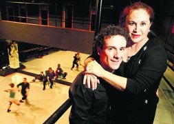 Carmen Roche abraza a su hijo, el bailarín Víctor Ullate Roche. / J. RAMÓN LADRA