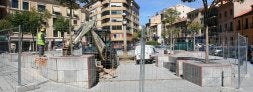 Una máquina excavadora dotada con martillo neumático comenzó ayer a realizar la demolición de la plaza de Somorrostro, que ya ha sido completamente vallada por la empresa 	                    Volconsa./ ANTONIO TANARRO