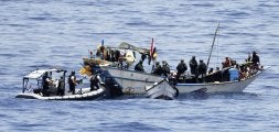 Efectivos holandeses, durante la liberación de los pescadores yemeníes cerca de las costas somalíes. / REUTERS