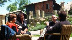 Un grupo de personas conversan en el complejo Abadía de los Templarios de La Alberca, donde se imparten los cursos. / EL NORTE