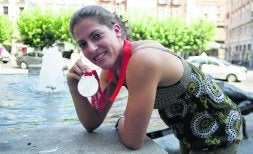 Laura López Valle posa con la medalla de plata que logró en los Juegos Olímpicos de Pekín. / HENAR SASTRE