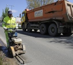 Un trabajador hace cortes en el Páramo de San Isidro ante un camión de la empresa. / CARLOS M. GARCÍA