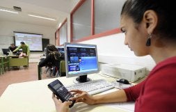 María Belén Merchán usa la calculadora para contestar a una pregunta de la prueba./ MIGUEL ÁNGEL SANTOS