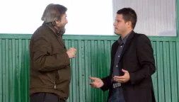 Ignacio Tapia y Javier Arranz hablan en las gradas de La Albuera el pasado domingo, día en el que se anunció el ultimatum. / A. TANARRO