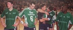 Iker Romero, César Montes, Chema Rodríguez,  Jorge Cortés y David Davis, con las camisetas del rival alemán                Grosswalldstad, muestran su desolación tras perder la final de la Copa City en Huerta del Rey./ GABRIEL VILLAMIL