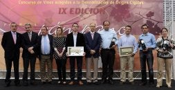 El presidente de la Diputación, Ramiro Ruiz Medrano, en el centro, junto a los premiados, ayer en Fuensaldaña. / MIGUEL ÁNGEL SANTOS
