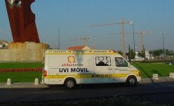 Una ambulancia de una empresa privada circula a su paso por la capital vallisoletana. / EL NORTE