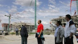 Miembros de la Asociación de Vecinos Los Santos Pilarica muestran los bloques en construcción./ H. SASTRE