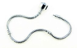 El cordón de acero, el abalorio colgante 'la niña' y la pulsera completa.
