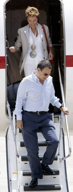 Zapatero y su esposa, bajando de un avión. / ÁNGEL MEDINA G.-EFE