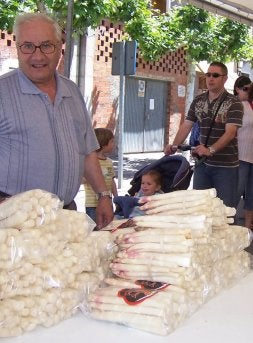 Expositores con bolsas de espárragos a la venta. / J. F.