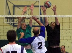 Dos jugadores saltan para bloquear el balón en una de las finales./ A. T.