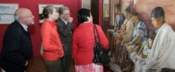 El presidente de los acuarelistas segovianos y la concejala de Cultura contemplan la acuarela de gran formato	    que preside la sala central./ A. DE TORRE