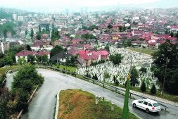 La presencia de cementerios es una constante en la capital bosnia./ FOTOS:  ESTEBAN VILLAREJO