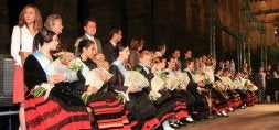 La alcaldesa y las damas de honor, respaldadas por los concejales del Ayuntamiento, tras su presentación momentos antes del pregón de las fiestas. / ANTONIO TANARRO