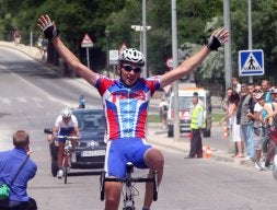 Korolev levanta los brazos a su llegada a la meta en Ezequiel González, con su compañero Ryabkin a pocos metros. / ROSA BLANCO