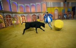 Una vaquilla persigue a uno de los concursantes del 'Gran Prix del Verano 2008'. / EL NORTE