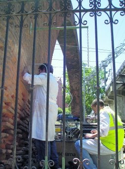 Los ingenieros realizan un ensayo de 'gato plano' para comprobar el estrés de la estructura./ J. S.