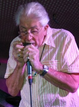 John Mayall tocando la armónica durante el concierto. / ROSA BLANCO