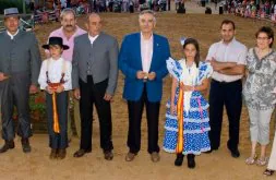 El alcalde, en el centro, con miembros de la corporación y del club. / P. P. S.