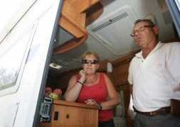 Luis Rivas y Amelia Bocos, en el interior de su autocaravana. / J. RUIZ
