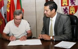 Alberto Castro observa cómo Ángel Luis Cardeñosa firma el acuerdo. / NATI HERNÁNDEZ