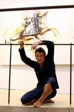 Luis Moro, junto a una de las obras de la muestra 'Reflejos', que exhibió en el Real Sitio hace unos meses. / ROSA BLANCO